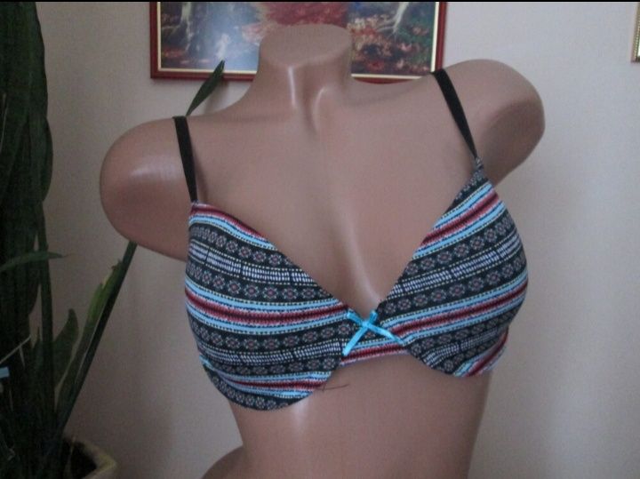 8 різних бюстгальтерів