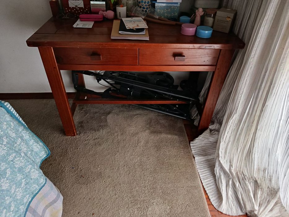 Cama de solteiro e secretária da Saint clair