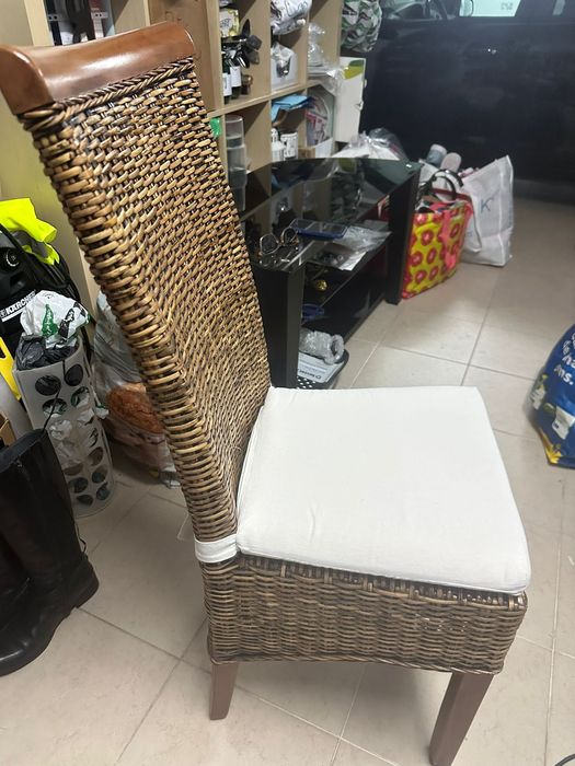 Mesa de jantar em madeira maciça com 6 cadeiras
