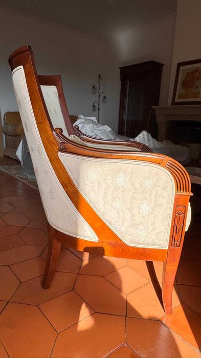 Cadeiras em estrutura de madeira - 2un