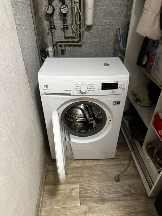 Продам стиральную машину Electrolux EWS1064NAU