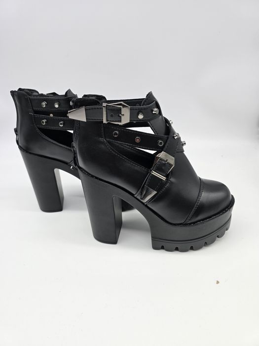 Botas estilo Rock / Metal / Gótico 
Número 36
Novas