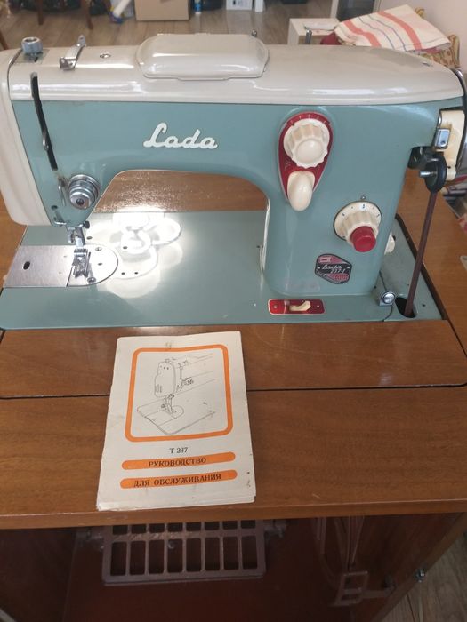 Швейна машинка "Лада" 237-1