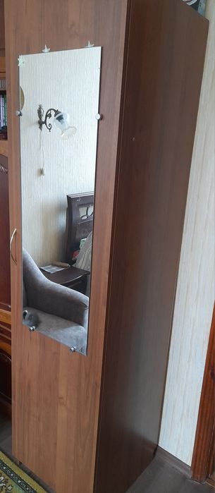Шафа с дзеркалом для одягу