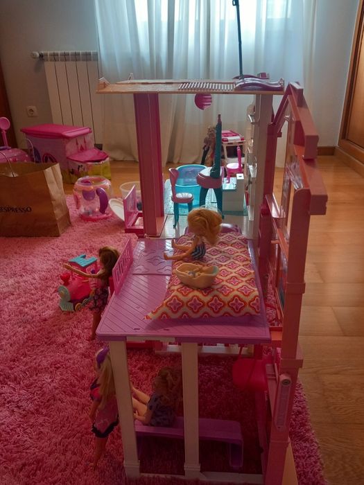 Casa da barbie mais bonecas
