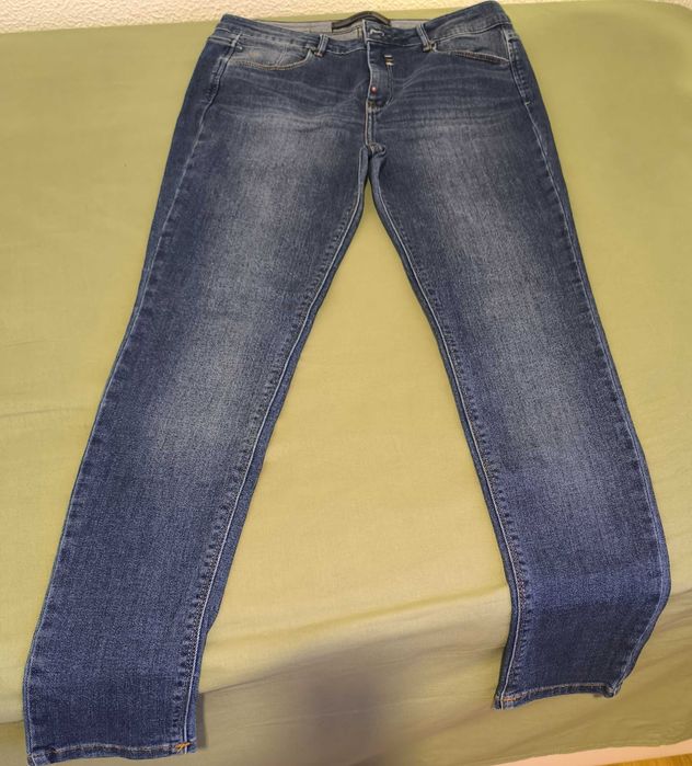 Roupas em excelente estado de conservação