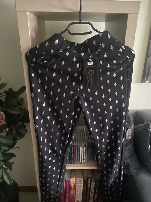 Nowe spodnie legginsy czarne w srebrne romby S/M