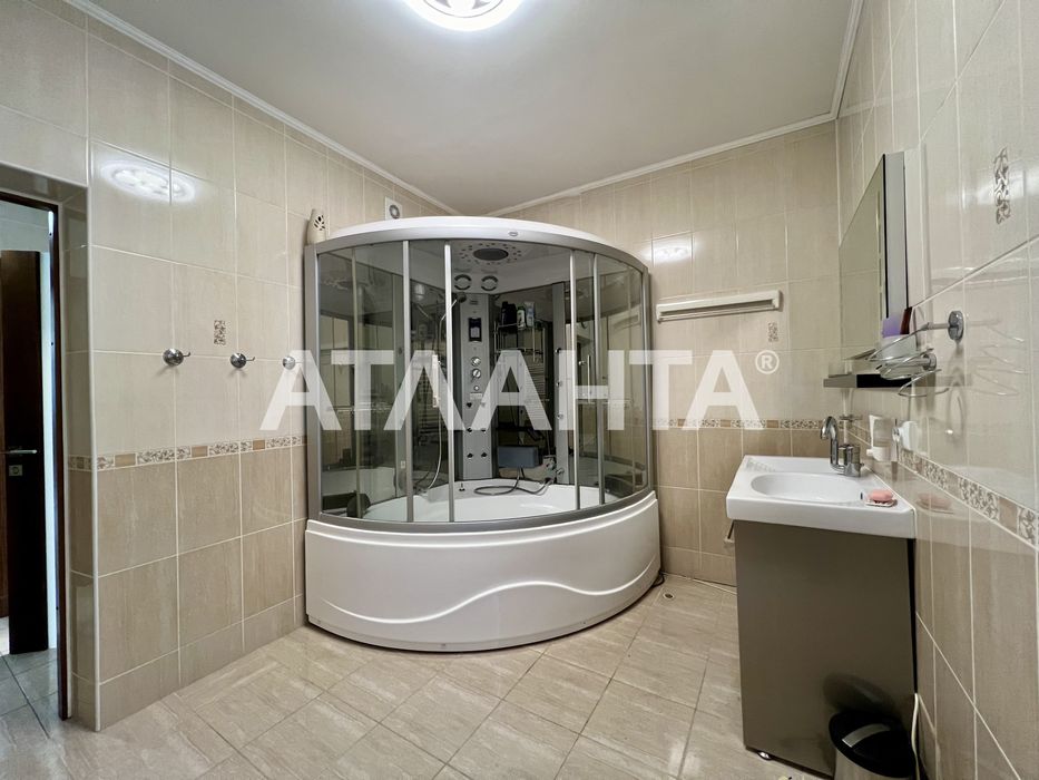 Дом с бассейном в Даче Ковалевского.