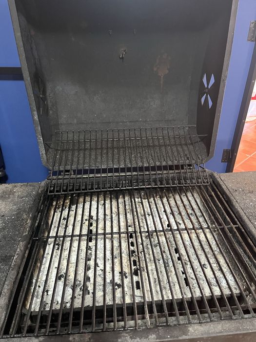 Churrasqueira a carvão com tampa Char-Broil