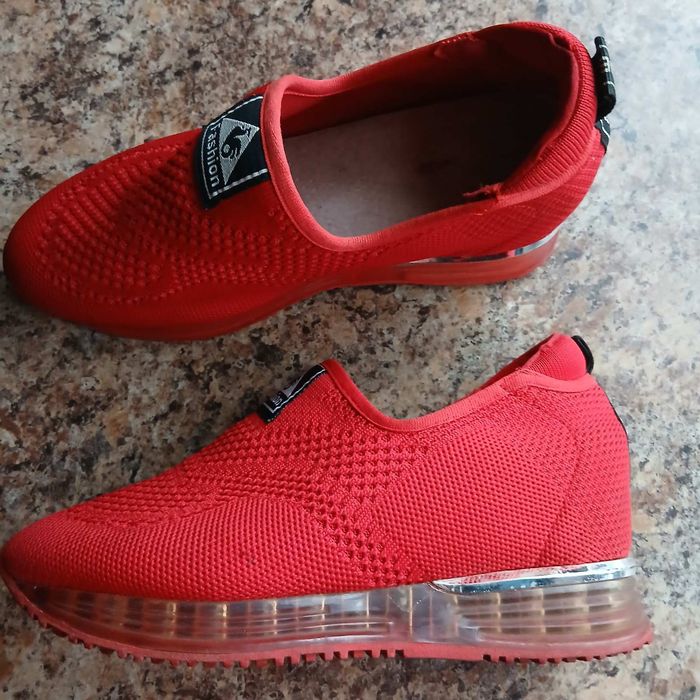 Продам женские туфли.