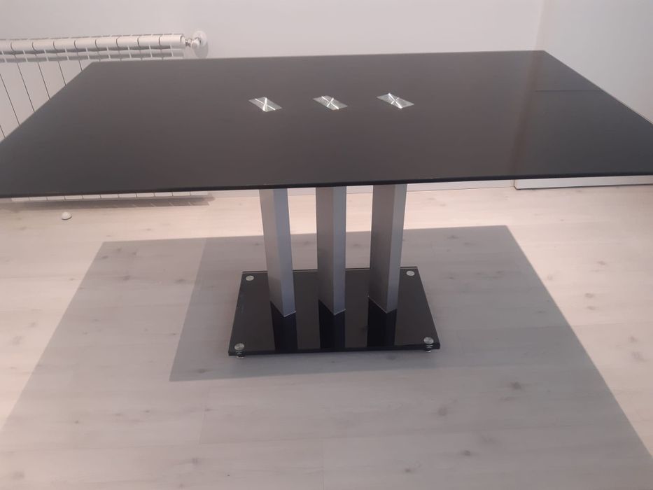 Mesa em vidro preto