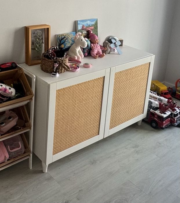 Comoda branca com portas em álamo entrançado 120x42x74cm