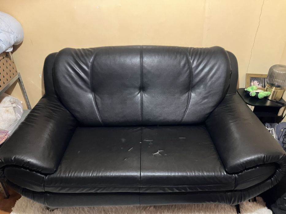 Sofa preto pes em metal