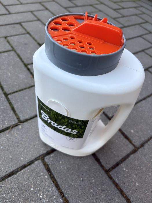 Siewnik ręczny Bradas do nawozu soli piasku