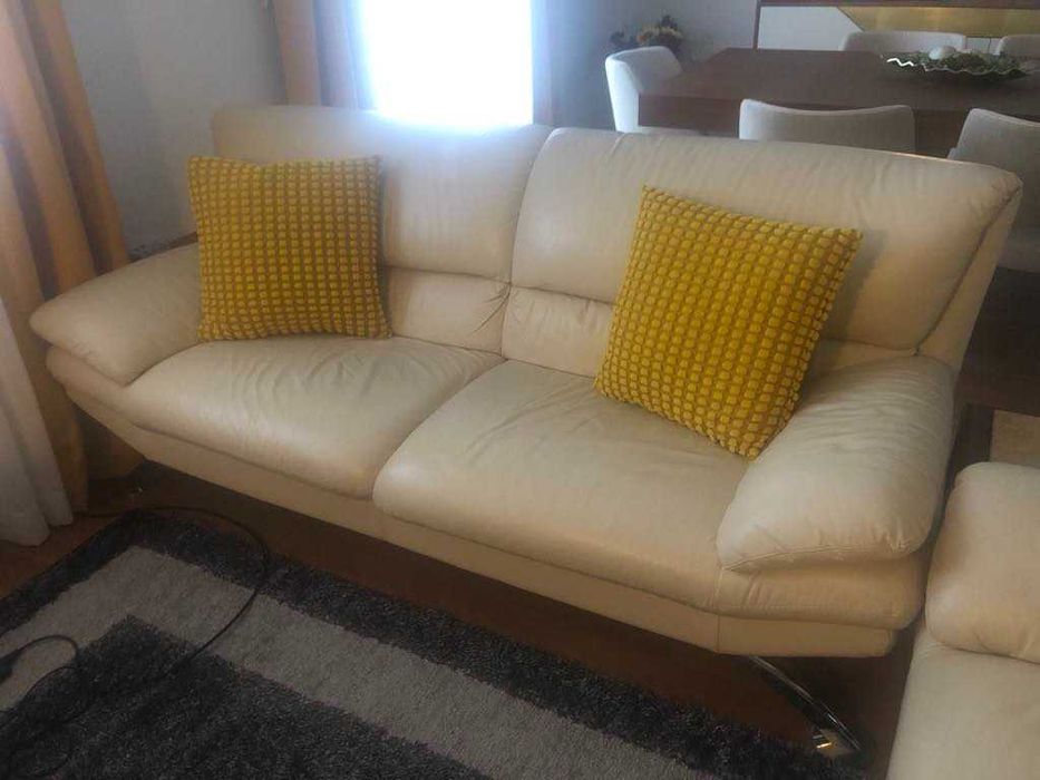 Vendo 2 Sofás em pele bege