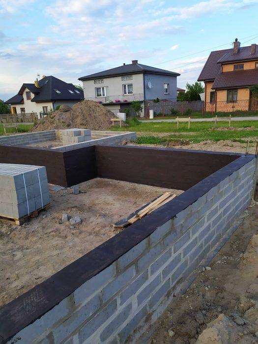 Działka z rozpoczętą budową