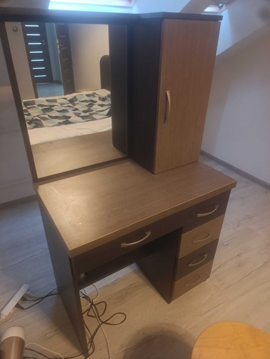 Toaletka solidna ciężka pojemna