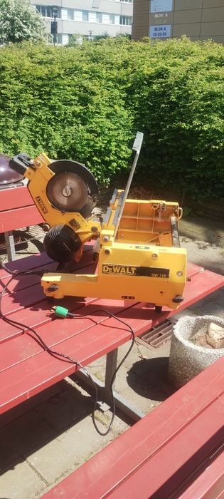 Комбинированная торцовочная пила DeWalt DW743