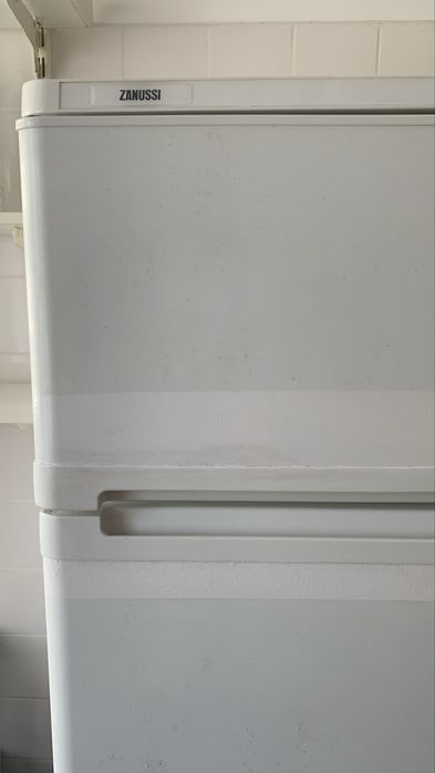 Frigorifico Zanussi com parte com parte congeladora e restante é frigorifico