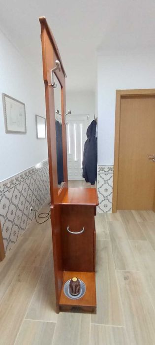 Móvel de entrada em madeira