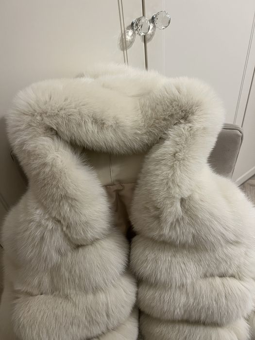 Piękne beżowe futro z lisów fińskich