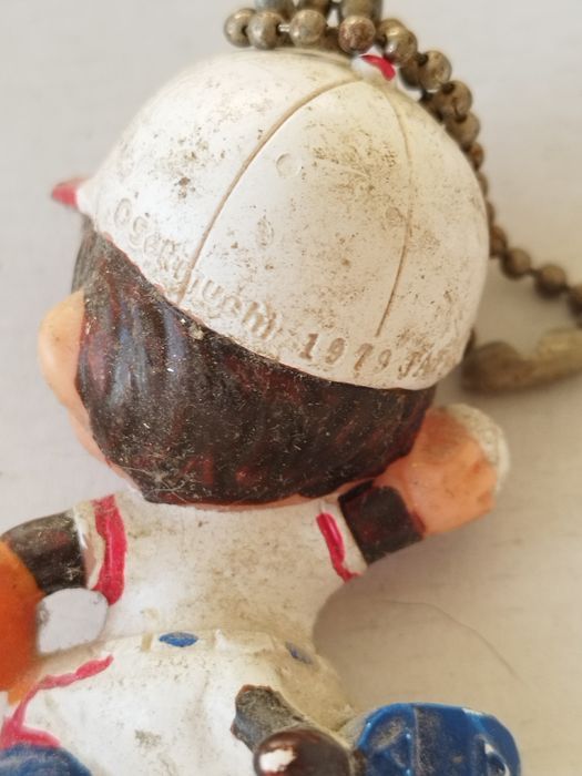 Miniaturas de Monchhichi (conhecidas como Kiki em França) a jogar base