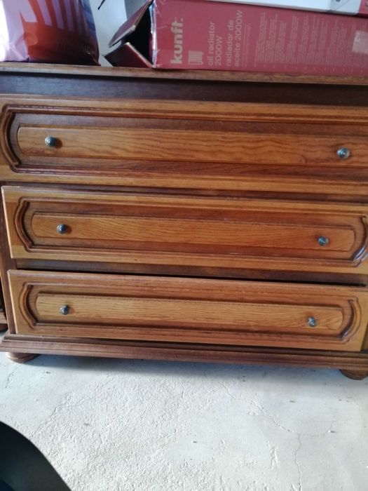 Vendo mobília de quarto, composta por cama, estrado e colchão