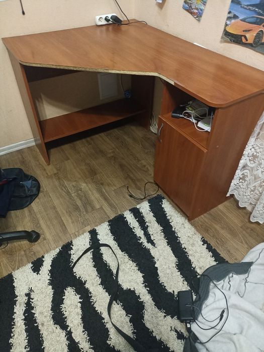 Комп'ютерний стіл