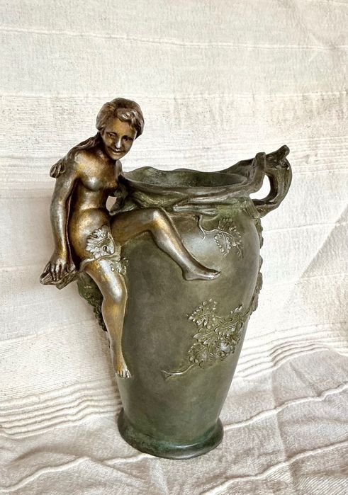 Jarra de bronze patinado Arte Nova