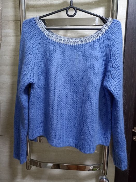 Красивый теплый женский свитер