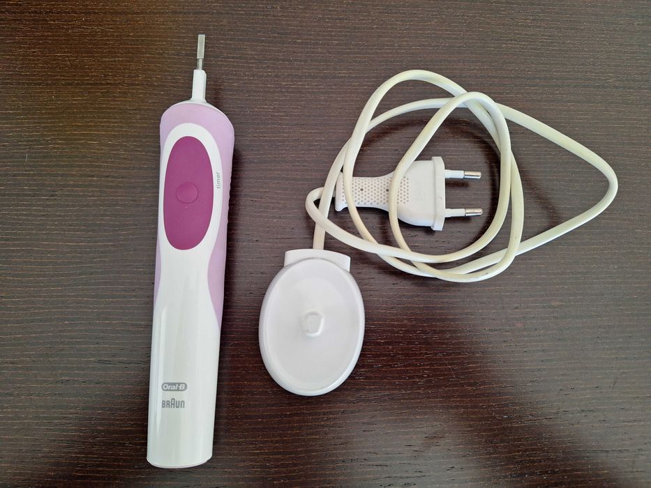 Escova de dentes elétrica Oral-B Braun + Base de carregamento