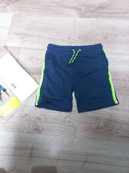 Nowe spodenki dla chłopca 98-104