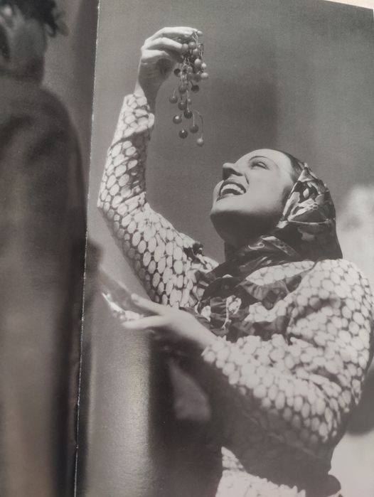 Livro "Beatriz Costa 100 anos, aldeia da roupa branca"