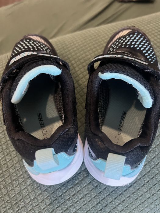 Ténis Skechers . 28