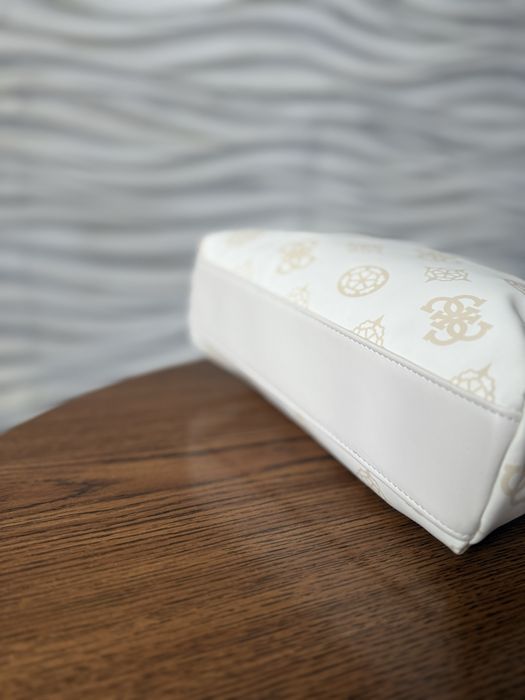 Жіноча косметичка Guess