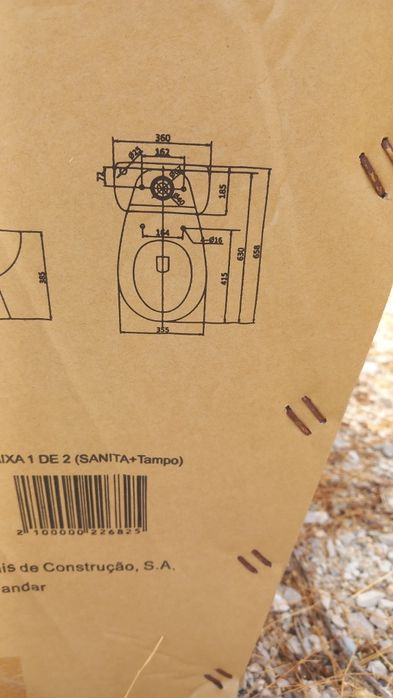 Sanita nova na caixa da marca a sequa