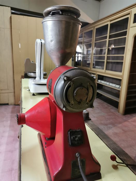 Moinho de café industrial eléctrico muito antigo a funcionar