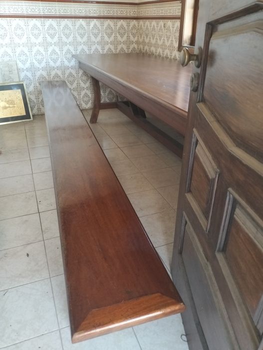 Vendo mesa em madeira maciça com 3,5 X  1 m e bancos corridos com a mesma medida.