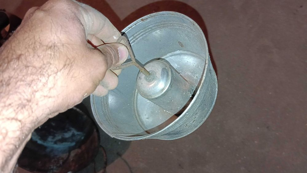 Funil doseador de líquidos com válvula de fecho manual