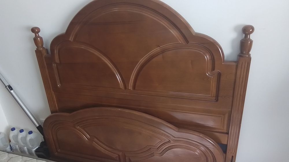 Cama  casal,  madeira, com duas mezinhas cabeceira tapos mármore