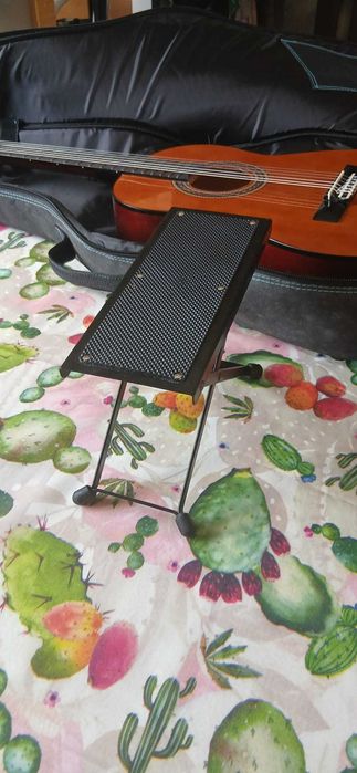 Guitarra Valencia com capa, afinador e  apoio para pé