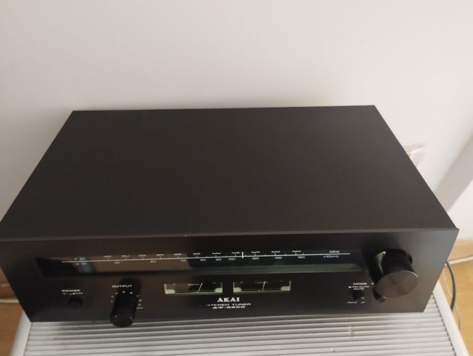 Akai AT2200 tuner radiowy.