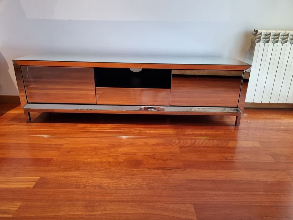 Rack para TV de Madeira com Acabamento Espelhado - Moderno