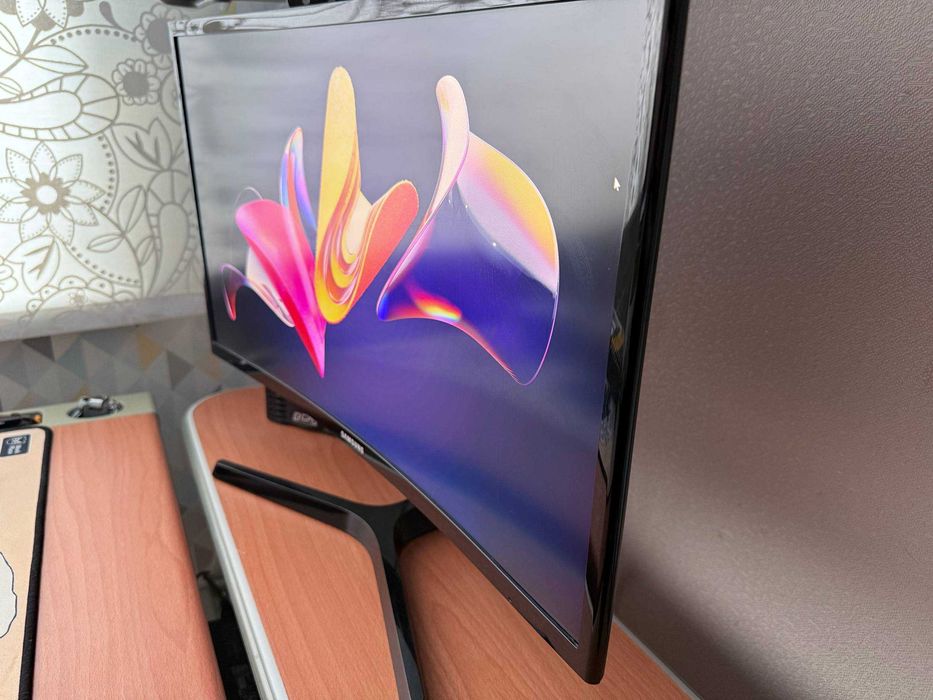 Вигнутий монітор Samsung CF396 24 Curved VA, FreeSync — відмінний стан