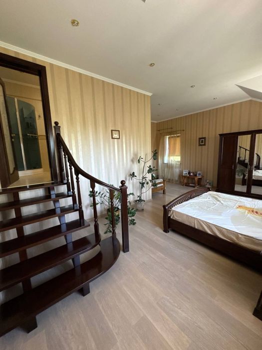 Будинок в сучасному стилі. Дніпршосе. Район новобудов в лісовій смузі