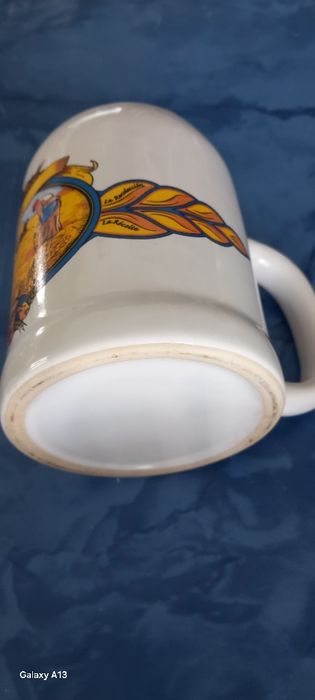 Caneca de cerveja tipo alemã.