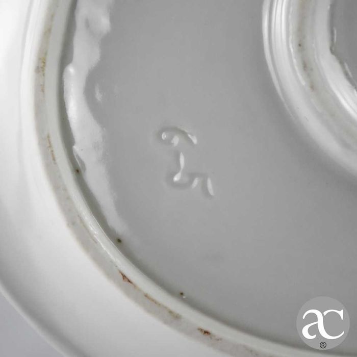 Molheira em porcelana Vista Alegre, com frisos a azul e ouro