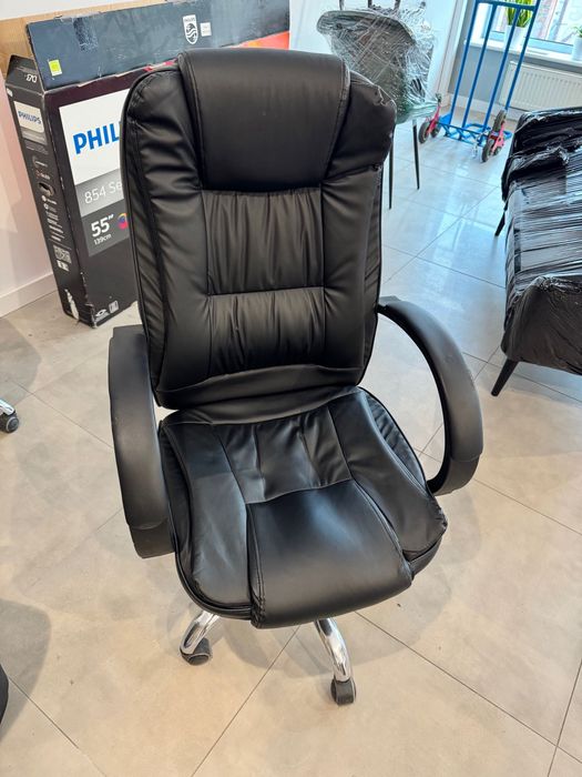 Wygodny fotel skórzany obrotowy