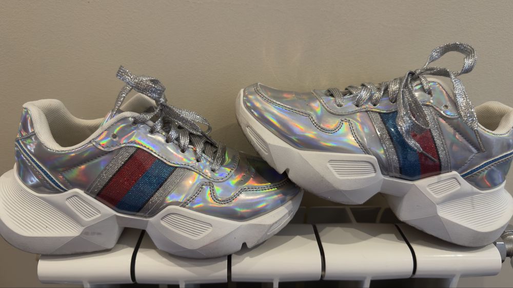 Sapatilhas prateadas, tamanho 38.