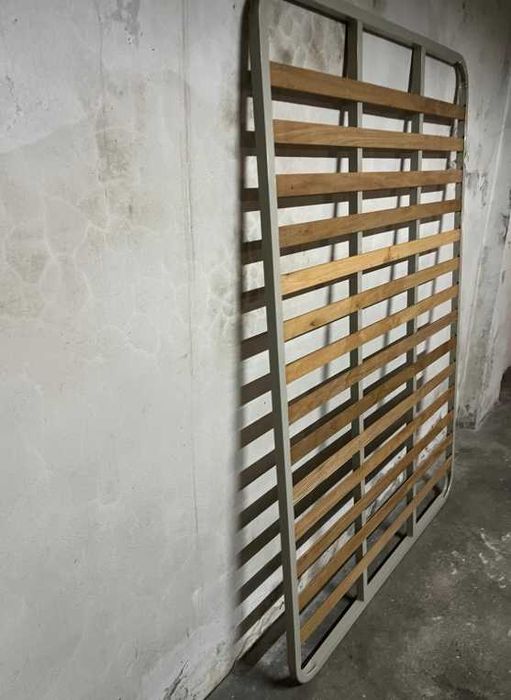 Estrado Metálico 140x195 cm com Ripas de Madeira – Excelente Estado